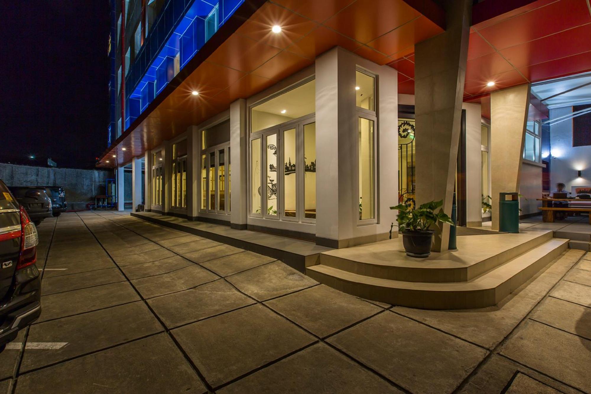 Sparks Odeon Sukabumi, Artotel Curated Exteriör bild