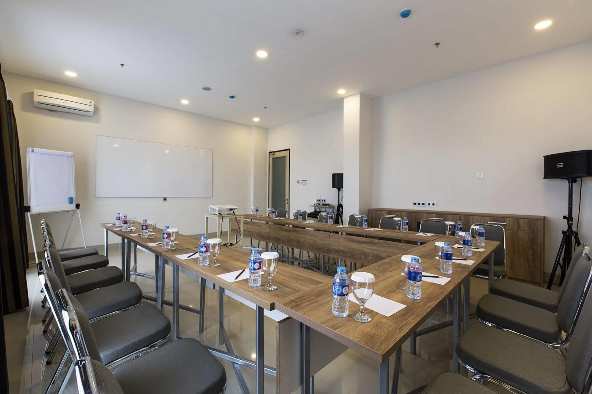 Sparks Odeon Sukabumi, Artotel Curated Exteriör bild